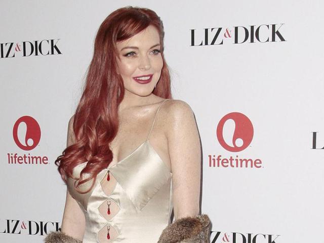 Lindsay looked hot in a slinky satin outfit, teamed with a warm stole to go with it.