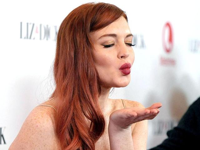 Lindsay Lohan literally blew fans and media away with her sensuous kiss and seductive outfit. Take a look at the diva at the premiere of her upcoming TV film Liz & Dick.
