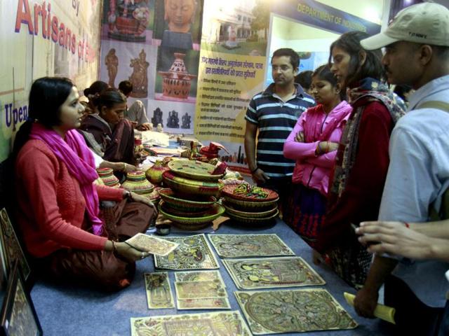 Visitors at the Bihar pavilion during the ongoing 32nd India International Trade Fair at Pragati maidan in New Delhi. (HT Photo/Sonu Mehta)