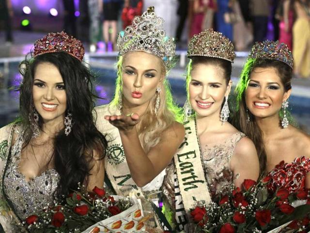 Miss Earth 2012 winner Tereza Fajksova of the Czech Republic, second from left, pose before a throng of photographers after being crowned at the coronation night in Muntinlupa city, south of Manila, Philippines. Organizers dubbed the Miss Earth, as the only beauty pageant with an advocacy to save Mother Earth. AP photo