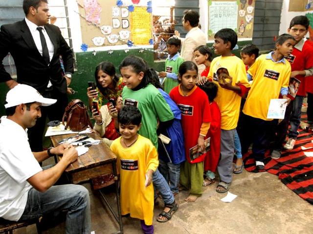 Cricketer Gautam Gambhir gives autograph to the children during a Hindustan Times initiative 'You Read They Learn' programe at Pratham centre at Trilokpuri in New Delhi. HT/Arijit Sen