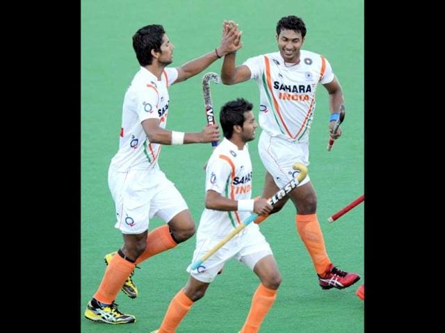 Raghunath Vr of India (R) is congratulated by teammates after scoring against New Zealand during their Pool A match at the Men's Hockey Championships Trophy in Melbourne. (AFP Photo)