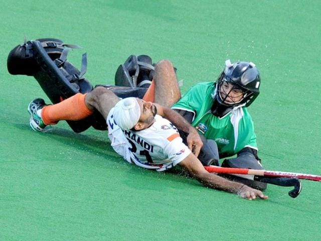 New Zealand goalkeeper Devon Manchester (R) collides with Gurwinder Singh Chandi of India (L) during their Pool A match at the Men's Hockey Championships Trophy in Melbourne. (AFP Photo)