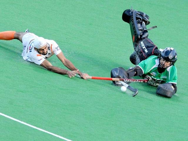 New Zealand goalkeeper Devon Manchester (R) desperately tries to block a shot by Gurwinder Singh Chandi of India (L) during their Pool A match at the Men's Hockey Championships Trophy in Melbourne. (AFP Photo)