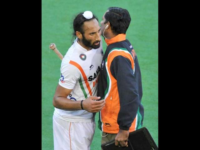 Captain Sadar Singh (L) is congratulated by assistant coach Mohammad Riaz of India (R) after winning their match against New Zealand at the Men's Hockey Championships Trophy in Melbourne. (AFP Photo)