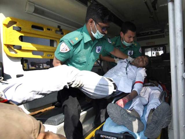 A rescue team attend to a man pretending to be injured during a mock drill session at Burari ground, New Delhi. HT/Nadeem Hassan