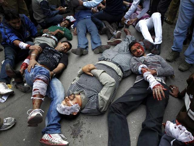 People pretend to be injured during a mock drill session at the Jhandewalan Metro station in New Delhi. HT/Ajay Aggarwal