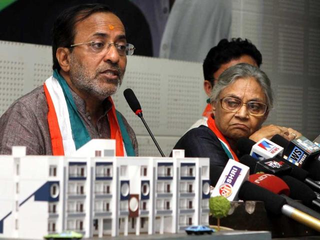 Arjun Modhvadia (L) Gujarat state Congress President along with Delhi chief minister Sheila Dikshit during the release of Congress manifesto for Gujarat Assembly election at Ahmedabad. HT Photo/Arijit Sen
