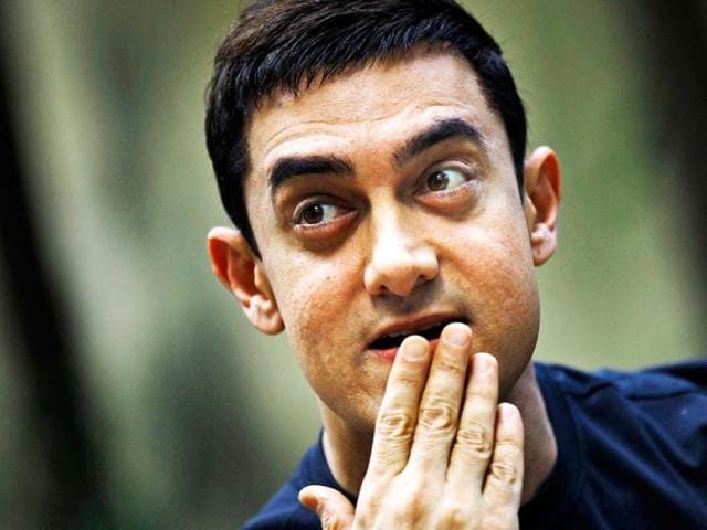 Hai la! Aamir is all ears as the media poses questions.