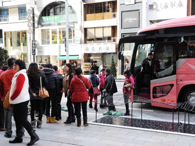 This-picture-taken-on-December-2-2012-shows-Chinese-tourists-disembarking-from-a-bus-at-the-Ginza-shopping-district-in-Tokyo-Photo-AFP-Toshifumi-Kitamura This-picture-taken-on-December-2-2012-shows-Chinese-tourists-disembarking-from-a-bus-at-the-Ginza-shopping-district-in-Tokyo-Photo-AFP-Toshifumi-Kitamura