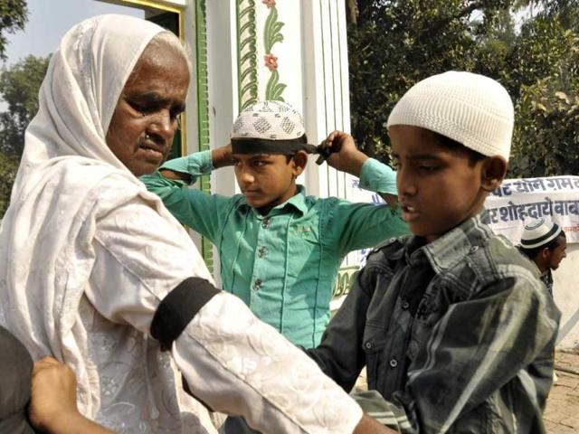 The Indian Muslim Samaj protested the Ayodhya demolition by wearing black bands and hurling black flags atop a mosque in Beniganj locality of Faizabad. Muslim youths and children also joined in the protests at Fazabad. HT Photo/Ashok Dutta