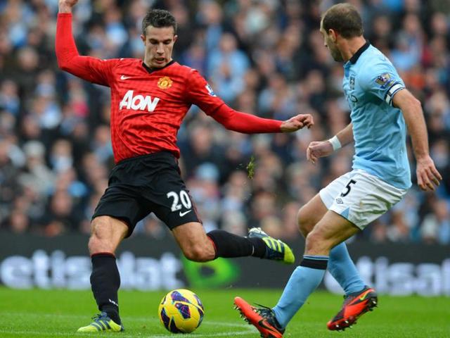 Manchester-United-s-Dutch-striker-Robin-Van-Persie-L-shoots-during-the-English-Premier-League-football-match-between-Manchester-City-and-Manchester-United-at-The-Etihad-stadium-in-Manchester-north-west-England-AFP-photo
