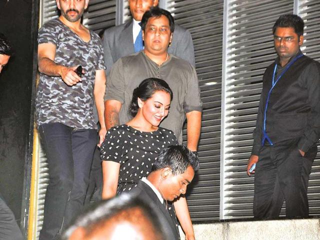 Sonakshi Sinha arrives at Royalty in Bandra