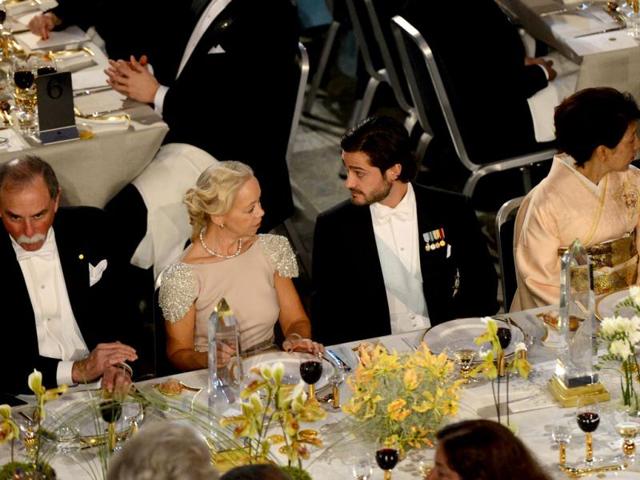 The Nobel 2012 Prize winner in physics David Wineland of US (L), Prince Carl Philip of Sweden (3rd L) and Dr Chika Yamanaka of Japan (R), wife of Nobel Prize Laureate for Physiology or Medicin Professor Shinya Yamanaka attend the Nobel banquet, a traditional dinner after the Nobel Prize awarding ceremony at the Stockholm City Hall. AFP PHOTO/JONATHAN NACKSTRAND