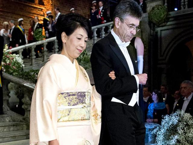 The 2012 Nobel Prize Laureate for Chemistry Professor Robert J Lefkowitz (R) of USA and Dr Chika Yamanaka of Japan, wife of Nobel Prize Laureate for Physiology or Medicin Professor Shinya Yamanaka arrive for the traditional dinner after the Nobel Prize awarding ceremony at the Stockholm City Hall, Sweden. AFP PHOTO / CLAUDIO BRESCIANI