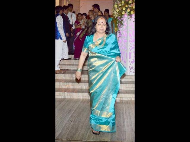 Vidya's mother Saraswathy Balan was seen at the sangeet in a turqoise sari.
