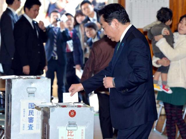 Japanese Prime Minister and leader of the ruling Democratic Party of Japan Yoshihiko Noda casts his vote in general election in Funabashi, in suburban Tokyo. AFP photo
