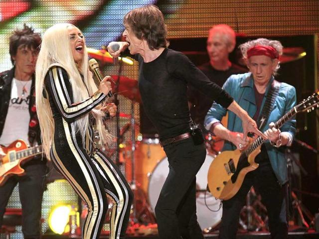 (L - R)Ronnie Wood, Lady Gaga, Mick Jagger, Charlie Watts and Keith Richards perform onstage during the Rolling Stones final concert of their "50 and Counting Tour" in Newark, New Jersey. (Reuters)