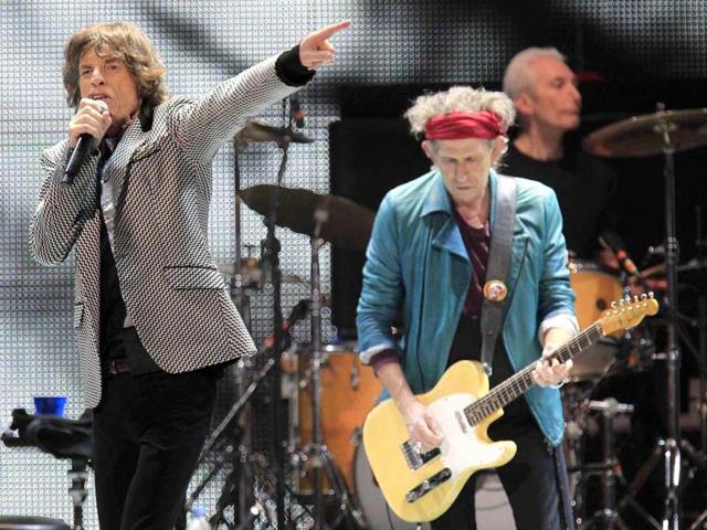Mick Jagger(L) and Keith Richards perform onstage during the Rolling Stones final concert of their "50 and Counting Tour" in Newark, New Jersey. (Reuters)