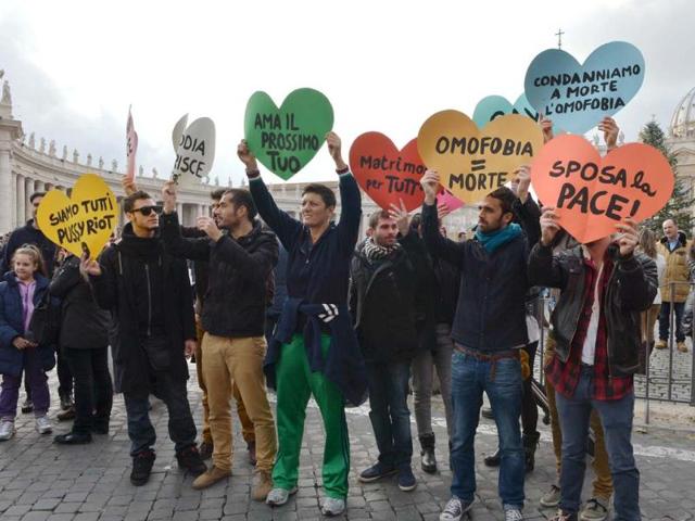 Italian gay movement members demonstrate in front of the Vatican to protest against Pope Benedict's comments regarding the Church's opposition to gay marriage, saying heterosexual marriage had an dispensable role in society. (AFP Photo)