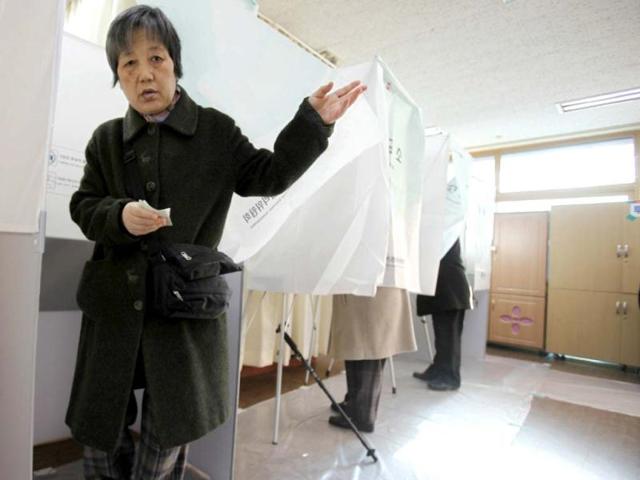 South Korean resident casts her vote in the presidential election at a polling station in Seoul. South Koreans went to the polls on December 19 to choose a new president in a close and potentially historic election that could result in Asia's fourth-largest economy getting its first female leader. AFP photo