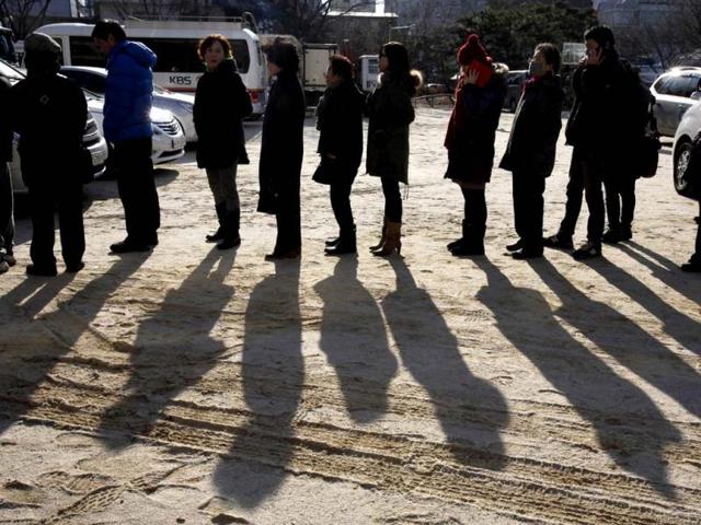 South Korean residents wait in line to cast their votes in the presidential election at a polling station in Seoul. AFP photo