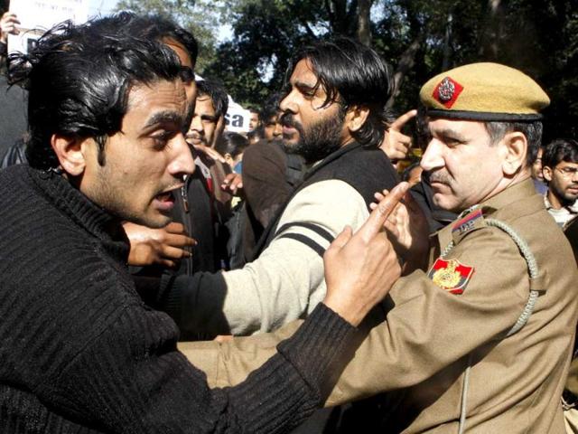 Young college students arguing with a policeman during a protest outside Chief Minister Sheila Dikshit's residence. Police sprayed water jets to break up a protest by students who were demanding more police presence on roads and fast-track courts to prosecute rapists. (Sushil Kumar/ HT Photo)