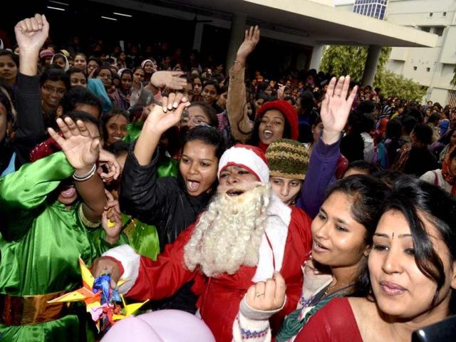Students and staff celebrate Christmas at Patna Women's College in Patna. UNI