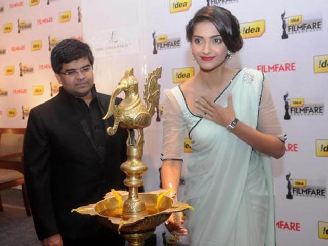 Sonam Kapoor lights the lamp at the 58th Idea Filmfare Awards Press Conference in Bangalore. Sonam Kapoor lights the lamp at the 58th Idea Filmfare Awards Press Conference in Bangalore.