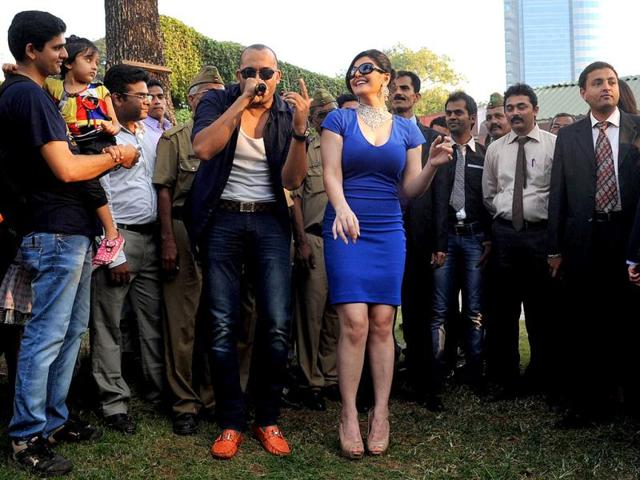 Bollywood actress Zarine Khan (C) poses with pop singer Ali Quli Mirza as she attends The Gitanjali Derby at a racecourse in Mumbai on December 23, 2012. AFP PHOTO