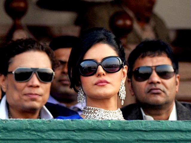Actor Zarine Khan (C) poses as she attends The Gitanjali Derby at a racecourse in Mumbai on December 23, 2012. AFP PHOTO