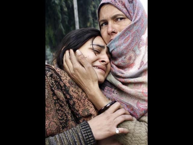 Jyoti, daughter of Delhi police constable Subhash Chand Tomar wails during the funeral rites of her father at Nigambodh Ghat in New Delhi. Tomar, who was hospitalized after tackling gangrape protesters at India Gate, died of a cardiac arrest. HT/Sunil Saxena