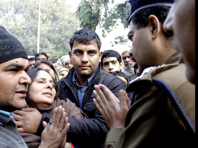 Amrish, wife of Delhi police constable Subhash Chand Tomar, is condoled by a police official during the funeral rites of her husband at Nigambodh Ghat, in New Delhi. HT/Sunil Saxena