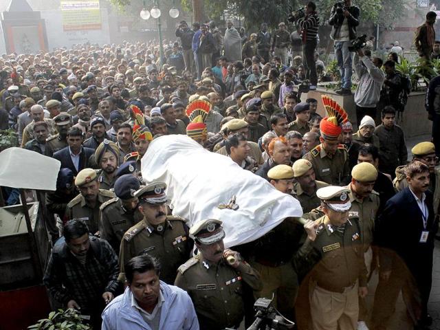 Delhi police constable Subhash Chand Tomar being taken for cremation with state honours at Nigambodh Ghat with Delhi police commisioner Neeraj Kumar lending his shoulder during the funeral procession in New Delhi. HT/Sunil Saxena