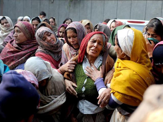 Relatives of Subash Tomar mourn during his funeral in New Delhi. AFP /Sajjad Hussain