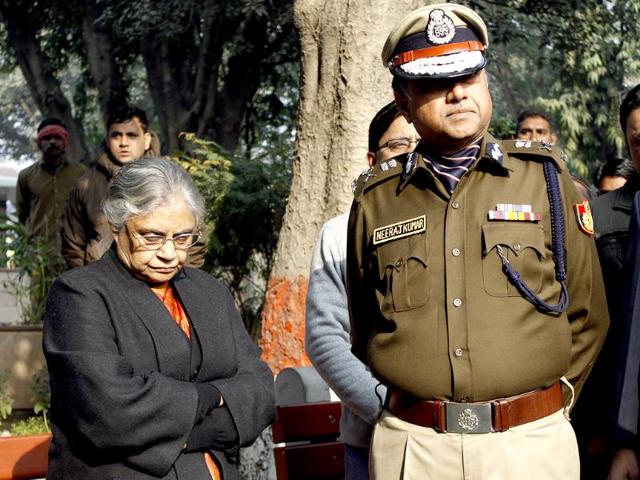 Delhi CM Sheila Dikshit and Delhi police commisioner Neeraj Kumar during funeral rites of Delhi police constable Subhash Chand Tomar at Nigambodh Ghat, in New Delhi. HT/Sunil Saxena