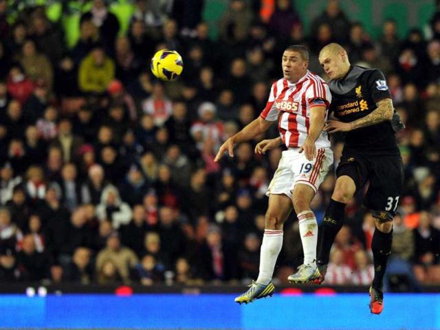 Stoke City's English-born irish striker Jonathan Walters (L) vies with Liverpool's Slovakian defender Martin Skrtel (R) during the English Premier League football match between Stoke City and Liverpool at The Britannia stadium, Stoke-on-Trent, England. (AFP Photo)