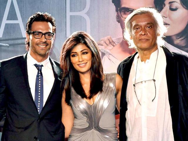 Chitrangda-Singh-and-Arjun-Rampal-were-recently-seen-getting-posy-at-the-launch-of-their-upcoming-film-Inkaar-Calendar-2013-The-couple-looked-suave-as-they-were-dressed-to-the-nines-for-the-event-Take-a-look