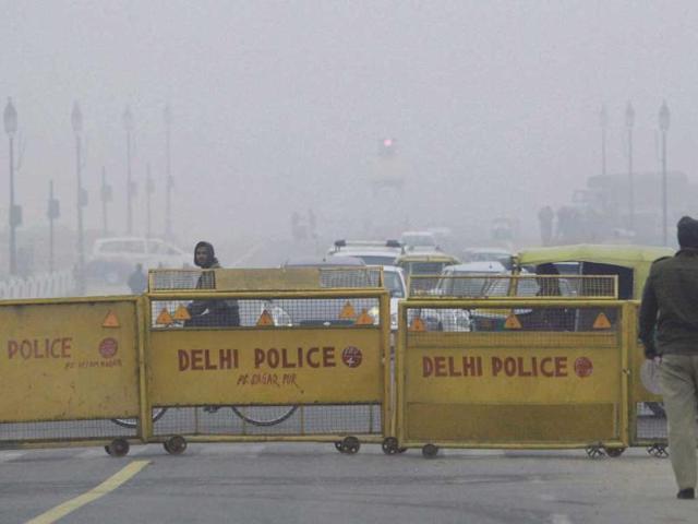 Traffic plying in fog at Vijay Chowk in New Delhi on the first day of the New Year. PTI/Atul Yadav