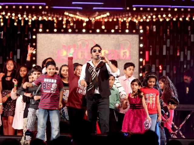 Singer Mika was seen setting the show on fire at Aamby Valley City.