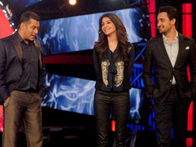 Salman Khan chats with Imran Khan and Anushka Sharma. The stars of Matru Ki Bijl Ka Mandola visited Bigg Boss 6 on Saturday.