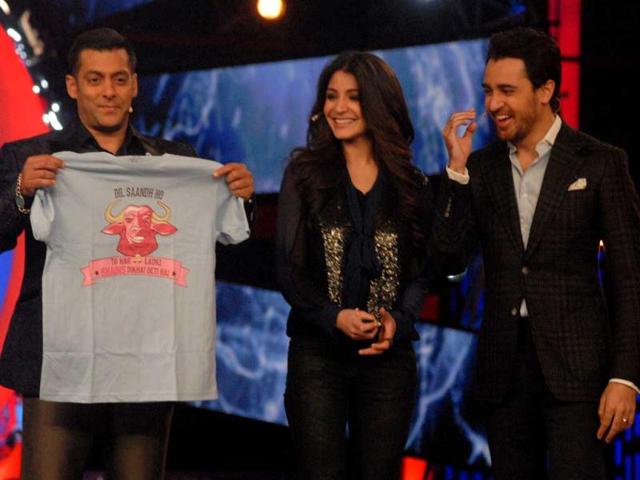 Salman Khan poses with a T shirt from Imran Khan, Anushka Sharma starrer-Matru ki Bijli Ka Mandola. Anushka and Imran visited Bigg Boss 6 house on Saturday.
