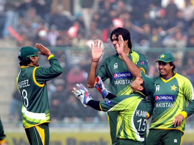 Pakistani bowler Mohd Irfan celebrating with teammates after taking Gautam Gambhir's wicket during 3rd ODI at Firozshah Kotla ground in New Delhi .UNI photo