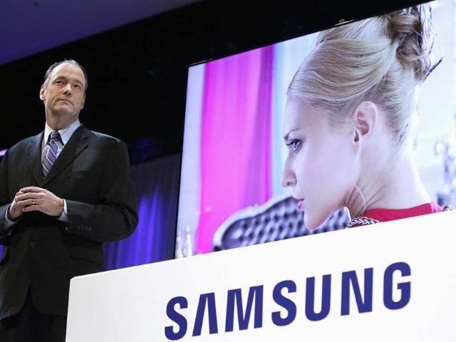 Tim-Baxter-president-for-Samsung-Electronics-America-shows-off-the-LED-F8000-their-newest-flagship-Smart-TV-at-the-Samsung-news-conference-at-the-Consumer-Electronics-Show-CES-in-Las-Vegas-January-7-2013-Reuters-Rick-Wilking Tim-Baxter-president-for-Samsung-Electronics-America-shows-off-the-LED-F8000-their-newest-flagship-Smart-TV-at-the-Samsung-news-conference-at-the-Consumer-Electronics-Show-CES-in-Las-Vegas-January-7-2013-Reuters-Rick-Wilking