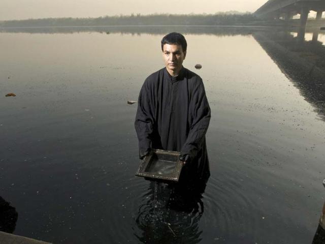 Performance artist Inder Salim at the Yamuna. (Photo/Harikrishna Katragadda)