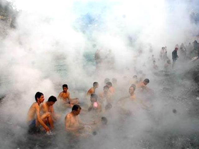 Hindu devotees throng Tattapani to take holy dip on the occasion of Makar Sankranti. (Santosh Rawat/ HT Photo)