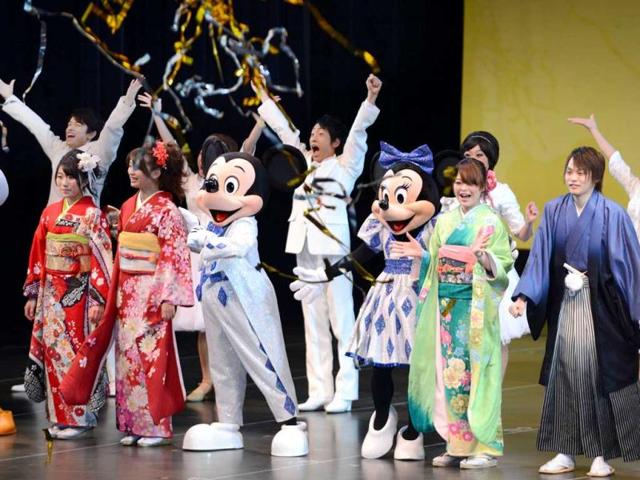 Disney characters, Mickey and Minnie Mouse perform with local residents dressed in kimonos to mark the annual "Coming-of-Age Day" at Tokyo Disneyland amusement park. The number of people aged 20 years old, the legal age of adulthood in Japan, is estimated to stand at 1.22 million on New Year's Day 2013, almost same number of people from the last year. (AFP Photo)