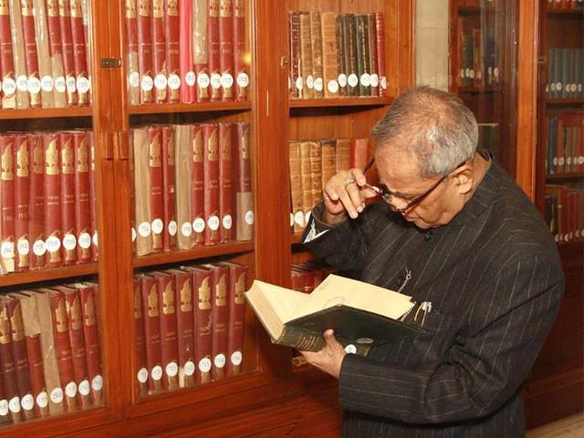 President-Pranab-Mukherjee-in-the-library-Photo-IANS