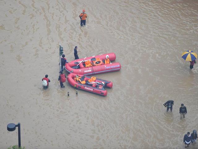Two rubber boats ready for assist in evacution at the Hotel Indonesia (HI) roundabout as Jakarta's main streets are inundated by floodwaters. (AFP Photo)