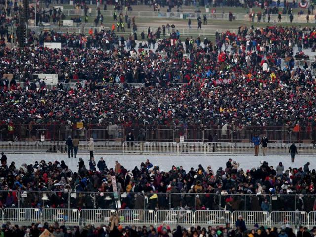 People begin to gather at the national mall before the Presidential inauguration of President Barack Obama on the West Front of the US Capitol in Washington. (AFP Photo)